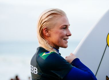 Tatiana Weston-Webb tenta colar coração quebrado na final do Mundial de surfe