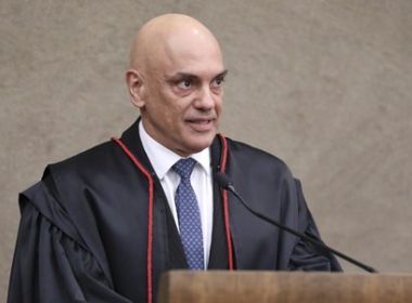 Moraes nega pedido da PGR para deixar processo contra Bolsonaro com Barroso