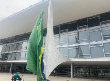 Vento derruba bandeira do Brasil gigante que Bolsonaro mandou estender no Planalto