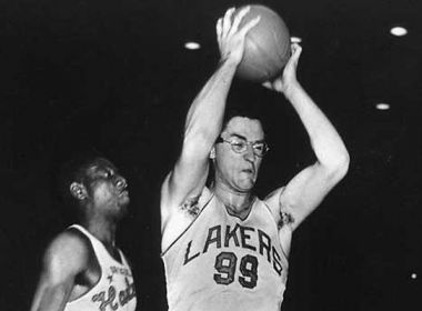 O homem que mudou o basquete, enfim, é reconhecido por seu time