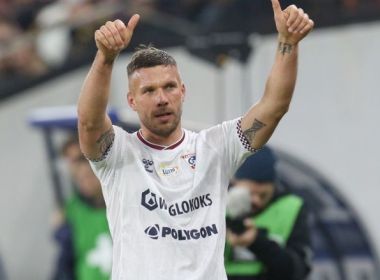 Puskás? Podolski faz golaço de antes do meio-campo; assista