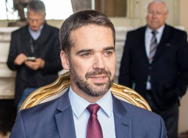 Eduardo Leite debate com tucanos criação de nova sigla com fusão do PSDB