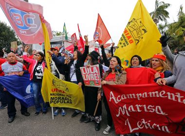 Petistas organizam RÃ©veillon 'com Lula' ao lado da sede da PF em Curitiba