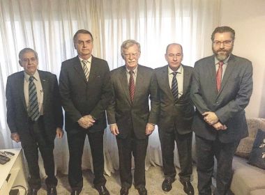 Bolsonaro presta continência para assessor de Trump e é convidado a visitar EUA