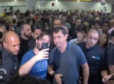Idolatrado em desembarque, Carille ouve pedidos e provocações ao Palmeiras
