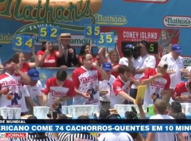 Norte-americano come 74 cachorros-quentes e vence concurso pela 11ª vez em Nova York