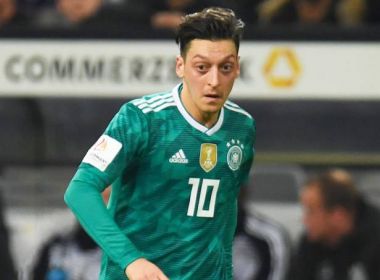 Após polêmica, pai de Özil diz que filho deveria se aposentar da Alemanha