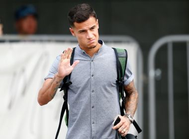 Eliminada, seleção desembarca no Rio com apoio de passageiros e torcedores