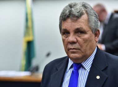 Deputado diz que Bolsonaro incluirá anistia em decreto para posse de armas