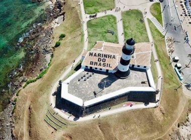 Marinha faz 'intervenÃ§Ã£o irregular' ao pintar Farol da Barra, diz Iphan