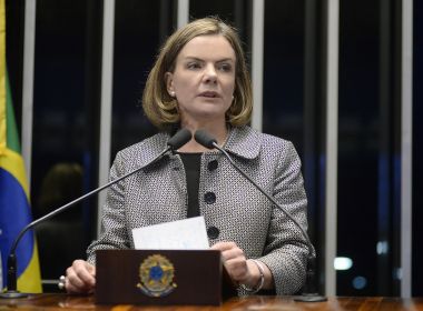 Bolsonaro fala mal do PT para não falar do Queiroz, diz Gleisi