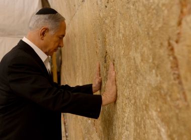 Acusado de corrupção em Israel, Netanyahu é condecorado por Bolsonaro