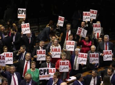 Petistas protestam durante sessão da Câmara contra a prisão de Lula