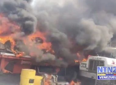 Dois caminhões com ajuda humanitária são queimados na fronteira entre Venezuela e Colômbia