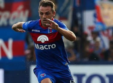 Após adeus, Montillo supera lesões e dá volta por cima na Argentina