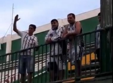 Torcedores do Figueirense imitam avião para provocar Chapecoense