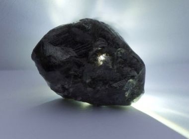 Empresa canadense encontra segundo maior diamante do mundo na África