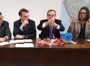 Em live com Bolsonaro, Weintraub explica cortes da Educação com 'chocolatinhos'