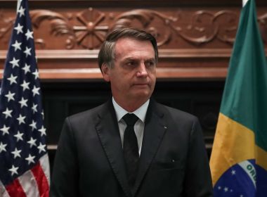 Bolsonaro sanciona projeto que isenta partidos de multas por infrações