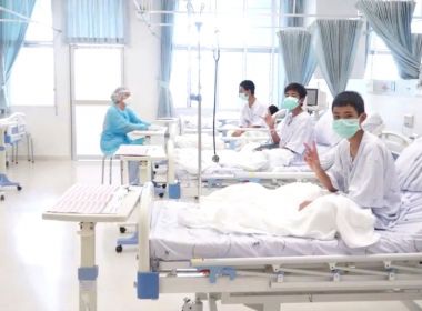 Após oito dias, meninos e técnico recebem alta de hospital na Tailândia