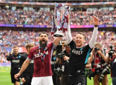 Aston Villa vence jogo dos R$ 870 milhões e volta à Premier League