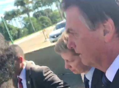 Bolsonaro deixa Planalto a pé para ir a homenagem a humorista no Congresso