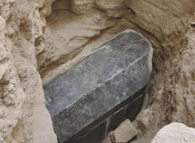 Desafiando alerta da internet, arqueólogos abrem sarcófago negro no Egito