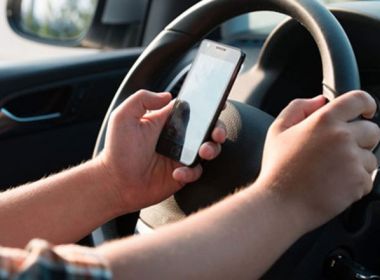 Um em cada cinco brasileiros admite usar o celular enquanto dirige