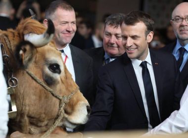 Macron diz que não assinará acordo com Mercosul caso Brasil deixe pacto climático