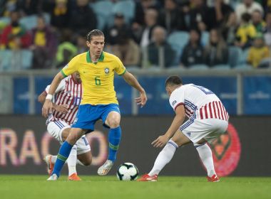 Filipe Luís não participa de treino do Brasil e será reavaliado para semi