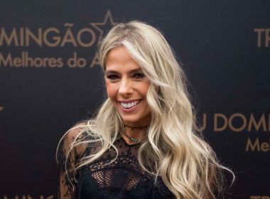Adriane Galisteu publica foto nua para destacar acessório e é elogiada por famosos