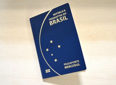 Bolsonaro diz que formulário de passaportes adotará termos 'pai' e 'mãe'