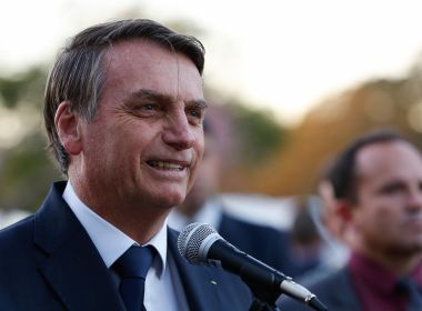 Se está sendo criticado, é sinal de que é a pessoa adequada, diz Bolsonaro sobre Eduardo