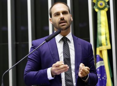 'Pretendo beneficiar um filho meu, sim', diz Bolsonaro sobre Eduardo