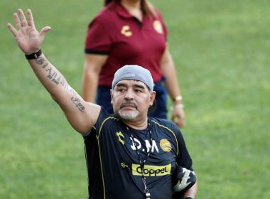 Maradona é internado em Buenos Aires e passa por cirurgia no joelho