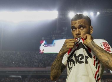 São Paulo apresenta Daniel Alves com recado de Messi e superprodução