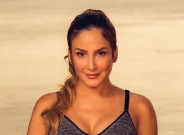 Claudia Leitte posa amamentando e brinca com tamanho dos seios: 'Venha ver a sua vaca'