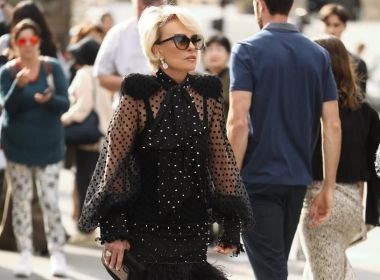 Ana Maria Braga faz sucesso na internet com look fashionista na Semana de Moda de Paris
