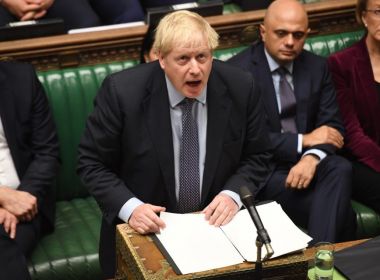 Parlamento britânico adia decisão sobre acordo e joga brexit no limbo