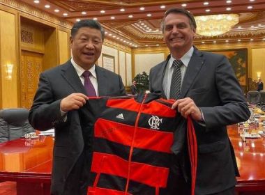 Bolsonaro dá uniforme do Flamengo a dirigente chinês e diz que é 'o melhor time da atualidade'