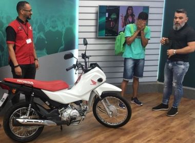 Após ser ridicularizado por miss, entregador ganha moto durante programa de TV