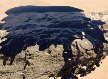 Óleo volta a atingir a praia de Arembepe, em Camaçari