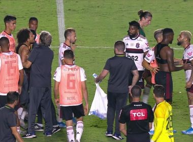 Gabigol minimiza discussão com Arão ainda no gramado após empate