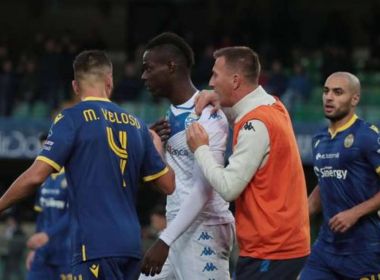 Após sofrer racismo, Balotelli ameaça deixar jogo, volta e faz golaço