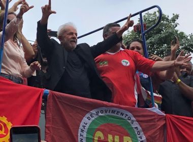 Lula se refere a Bolsonaro como miliciano e diz estar de volta para lutar