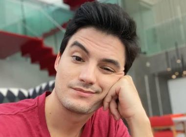 Felipe Neto distribui dinheiro na internet em comemoração aos 35 milhões de seguidores