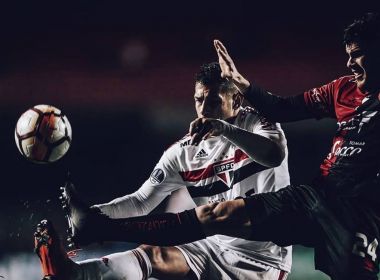 Diego Souza agride atleta do Colón com chute por trás, mas árbitro não vê