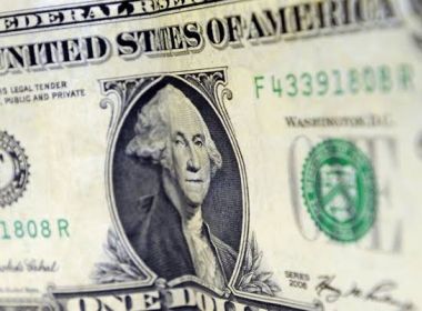 Com alta do PIB, dólar cai para R$ 4,207, e Ibovespa fecha estável