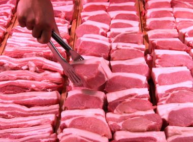Bolsonaro culpa entressafra para alta da carne e diz que preço vai diminuir