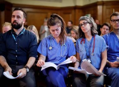 Crise dos enfermeiros marca debate eleitoral sobre 'SUS do Reino Unido'
